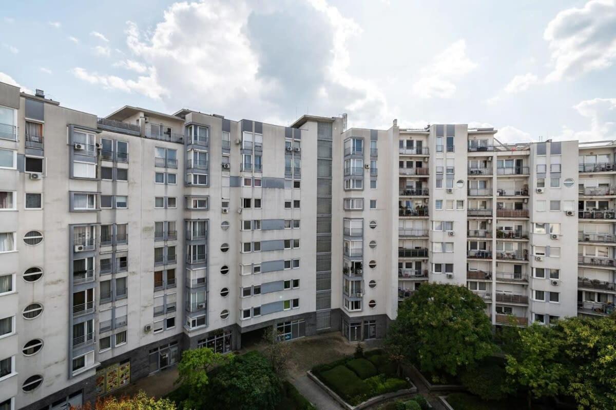 Apartman Pleasant & Comfy In Super Location Budapest